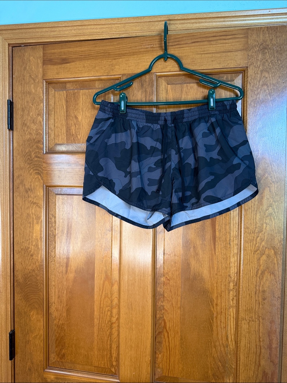 Old Navy Women's Black Camo Athletic Shorts